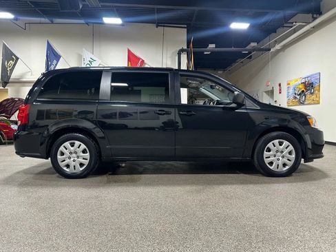 Used 2018 Dodge Grand Caravan SE w/ UConnect Hands-Free Group image 7