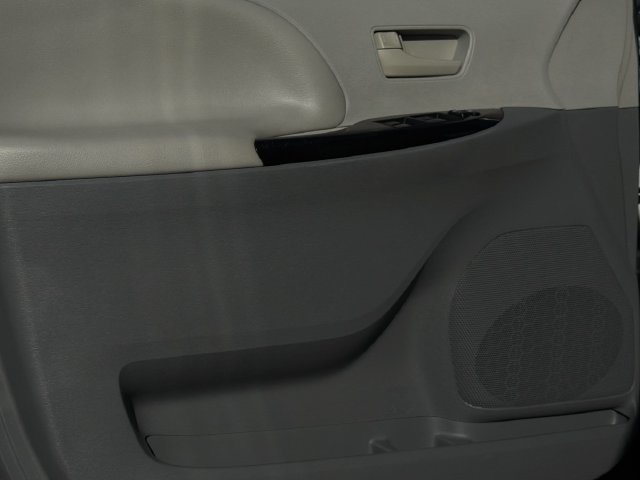 Used 2012 Toyota Sienna LE FWD image 13