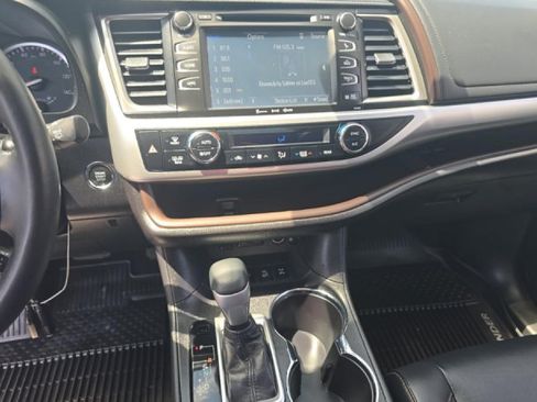 Used 2019 Toyota Highlander XLE AWD/4WD image 10