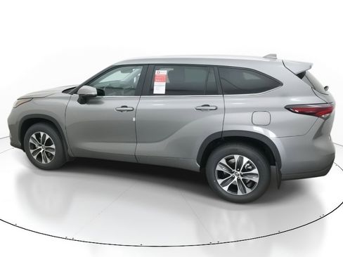 New 2026 Toyota Highlander XLE image 4