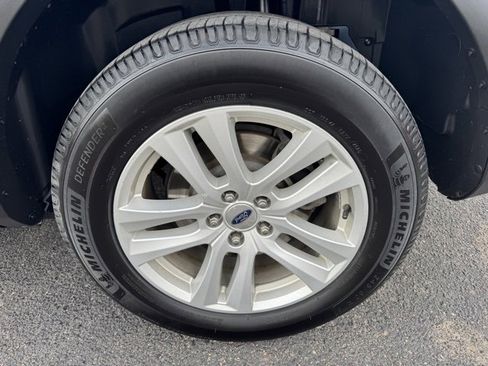 Used 2018 Ford Explorer XLT w/ Equipment Group 202A image 11