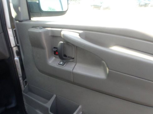 Used 2007 Chevrolet Express 2500 Passenger w/ Power and Light Package RWD image 7