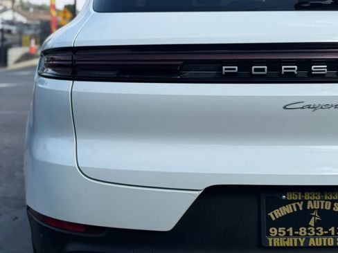 Used 2024 Porsche Cayenne w/ Premium Package AWD/4WD image 9