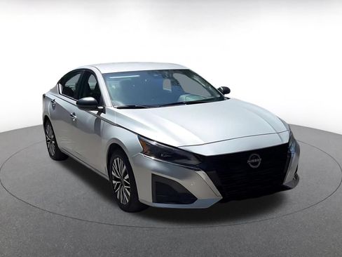 Used 2025 Nissan Altima 2.5 SV FWD image 3
