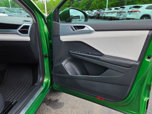 Certified 2025 Volkswagen Taos SE w/ Panoramic Sunroof Package FWD image 44