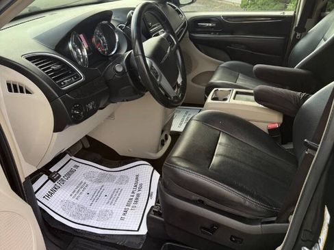 Used 2014 Chrysler Town & Country Touring FWD image 11