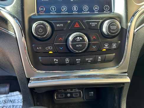 Used 2018 Jeep Grand Cherokee Limited image 17