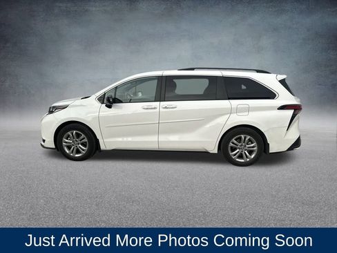 Used 2022 Toyota Sienna XSE image 2