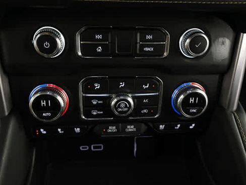 Used 2024 GMC Yukon SLT image 28