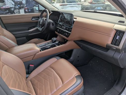 Used 2024 Nissan Pathfinder Platinum w/ Black Appearance Package FWD image 12