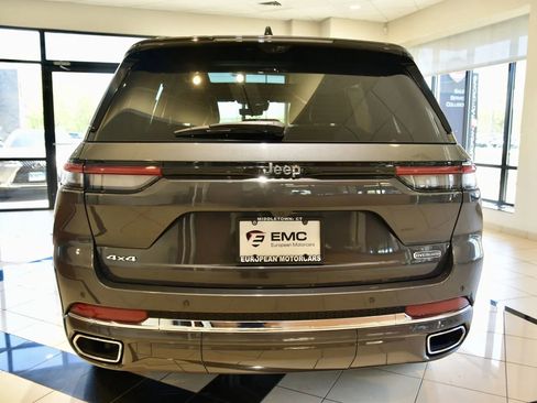 Used 2023 Jeep Grand Cherokee Overland w/ Luxury Tech Group IV AWD/4WD image 5