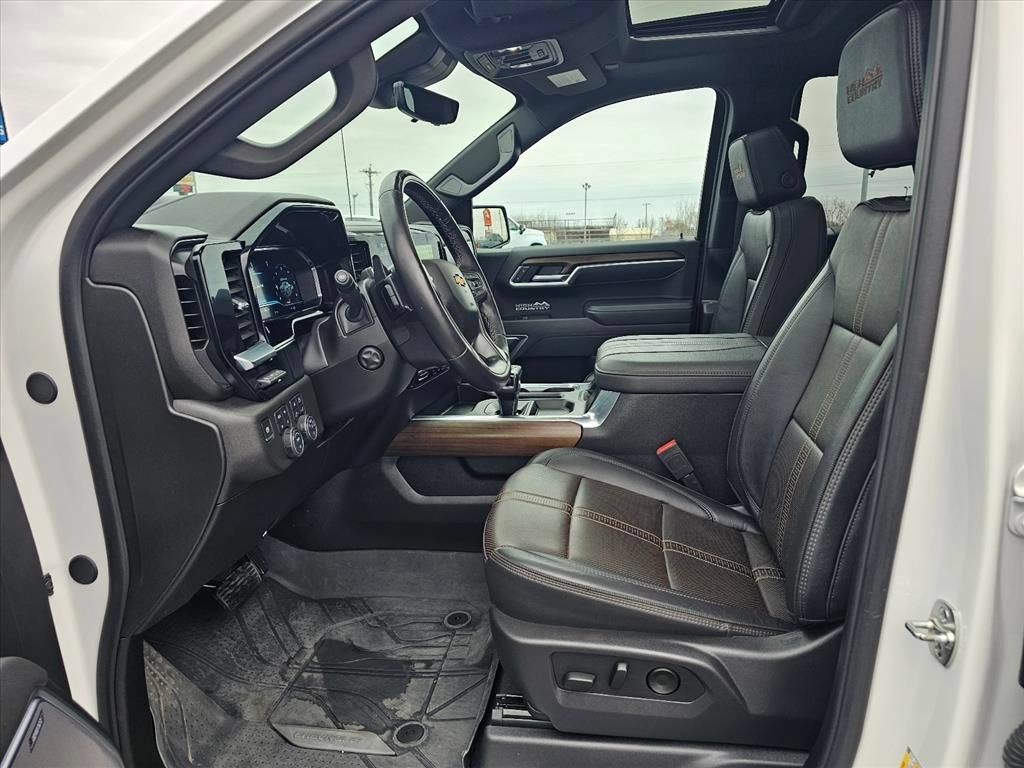 Used 2025 Chevrolet Silverado 1500 High Country AWD/4WD image 13