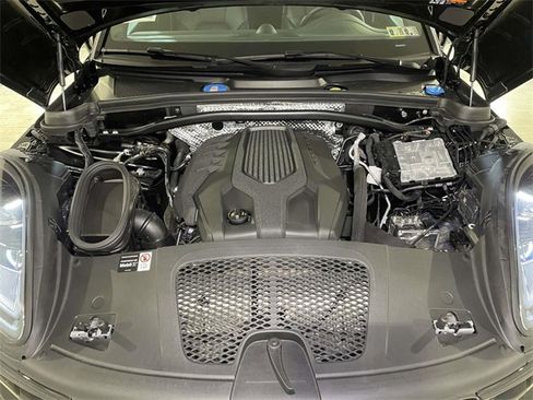 Used 2025 Porsche Macan image 22