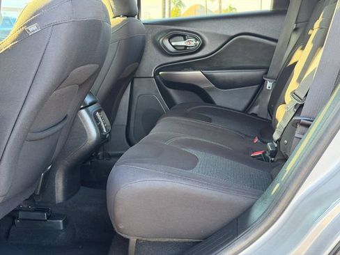 Used 2019 Jeep Cherokee Latitude w/ Popular Appearance Group FWD image 18