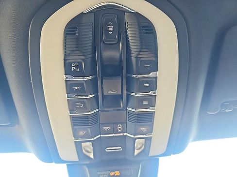 Used 2021 Porsche Macan image 31