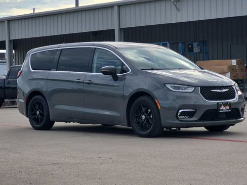 Used 2023 Chrysler Pacifica Touring-L FWD image 8