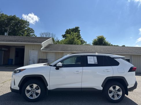 Used 2019 Toyota RAV4 LE AWD/4WD image 9