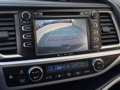 Used 2018 Toyota Highlander XLE FWD image 18