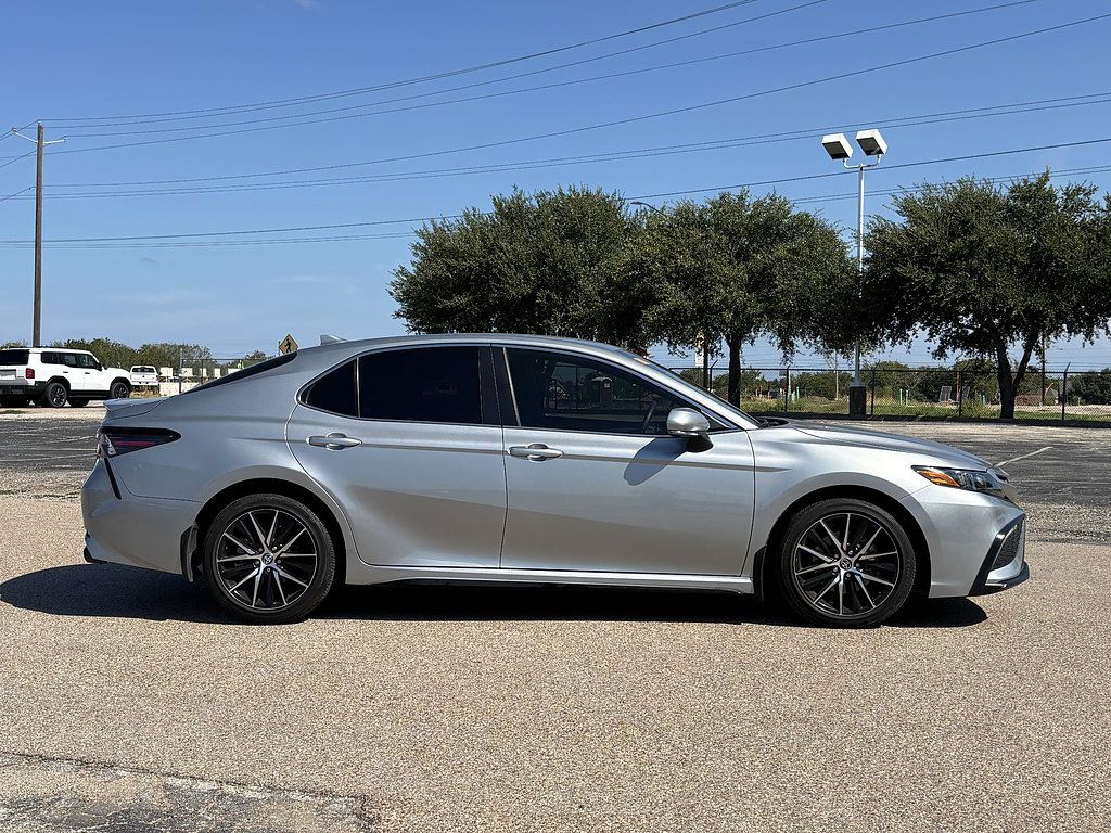 Used 2024 Toyota Camry SE FWD image 4