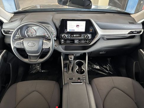 Used 2025 Toyota Highlander LE FWD image 35
