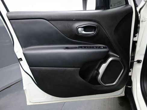 Used 2022 Jeep Renegade Latitude AWD/4WD image 12
