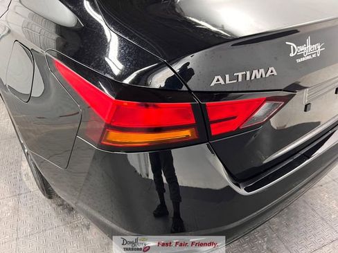 Used 2025 Nissan Altima 2.5 SV FWD image 14