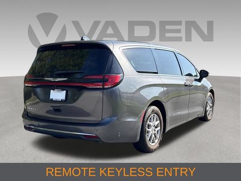 Used 2023 Chrysler Pacifica Touring-L FWD image 5