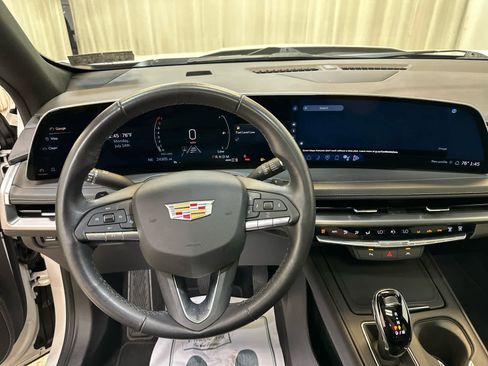 Used 2024 Cadillac XT4 Premium Luxury image 3