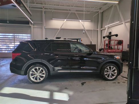 Used 2023 Ford Explorer Platinum w/ Technology Package image 2