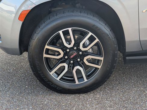 Used 2023 GMC Yukon AT4 w/ Technology Package AWD/4WD image 9