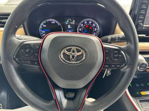 Used 2022 Toyota RAV4 LE AWD/4WD image 12