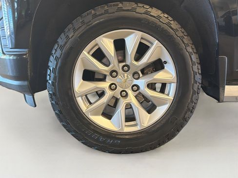 Used 2020 Chevrolet Silverado 1500 Custom w/ Custom Value Package image 11