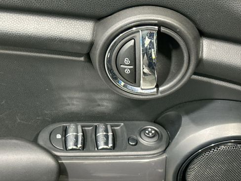 Used 2021 MINI Cooper 4-Door Hardtop image 16