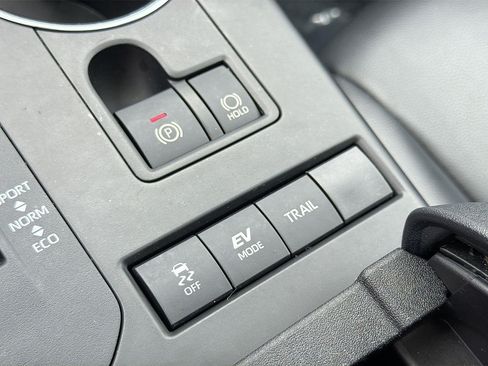 Used 2021 Toyota Highlander XLE AWD/4WD image 16