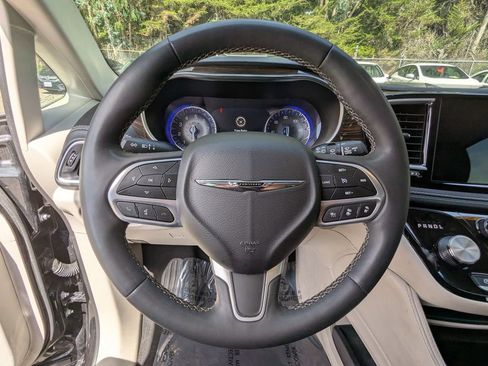 Used 2023 Chrysler Pacifica Limited image 15