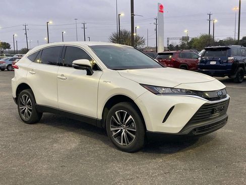 Used 2021 Toyota Venza LE image 3