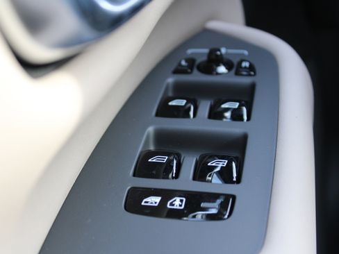 New 2026 Volvo XC90 B5 Core AWD/4WD image 14