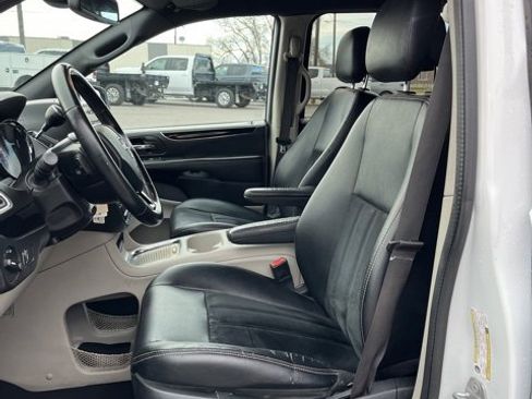Used 2018 Dodge Grand Caravan SXT image 38