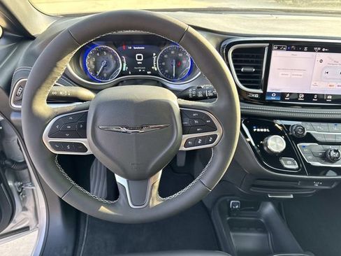 New 2026 Chrysler Pacifica Select FWD image 22
