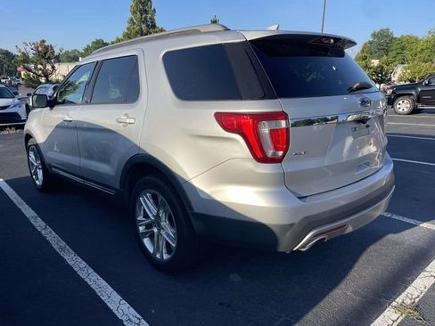 Used 2017 Ford Explorer XLT w/ Equipment Group 202A FWD image 9
