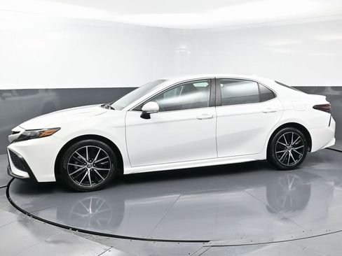 Used 2023 Toyota Camry SE image 6