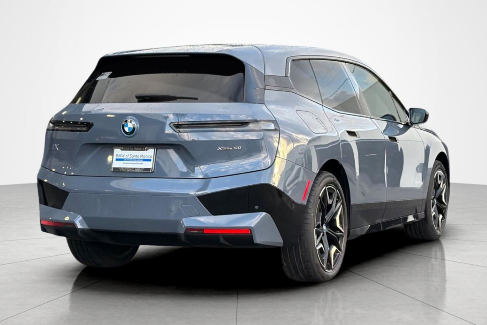 Used 2024 BMW iX xDrive50 w/ Sport Package AWD/4WD image 5