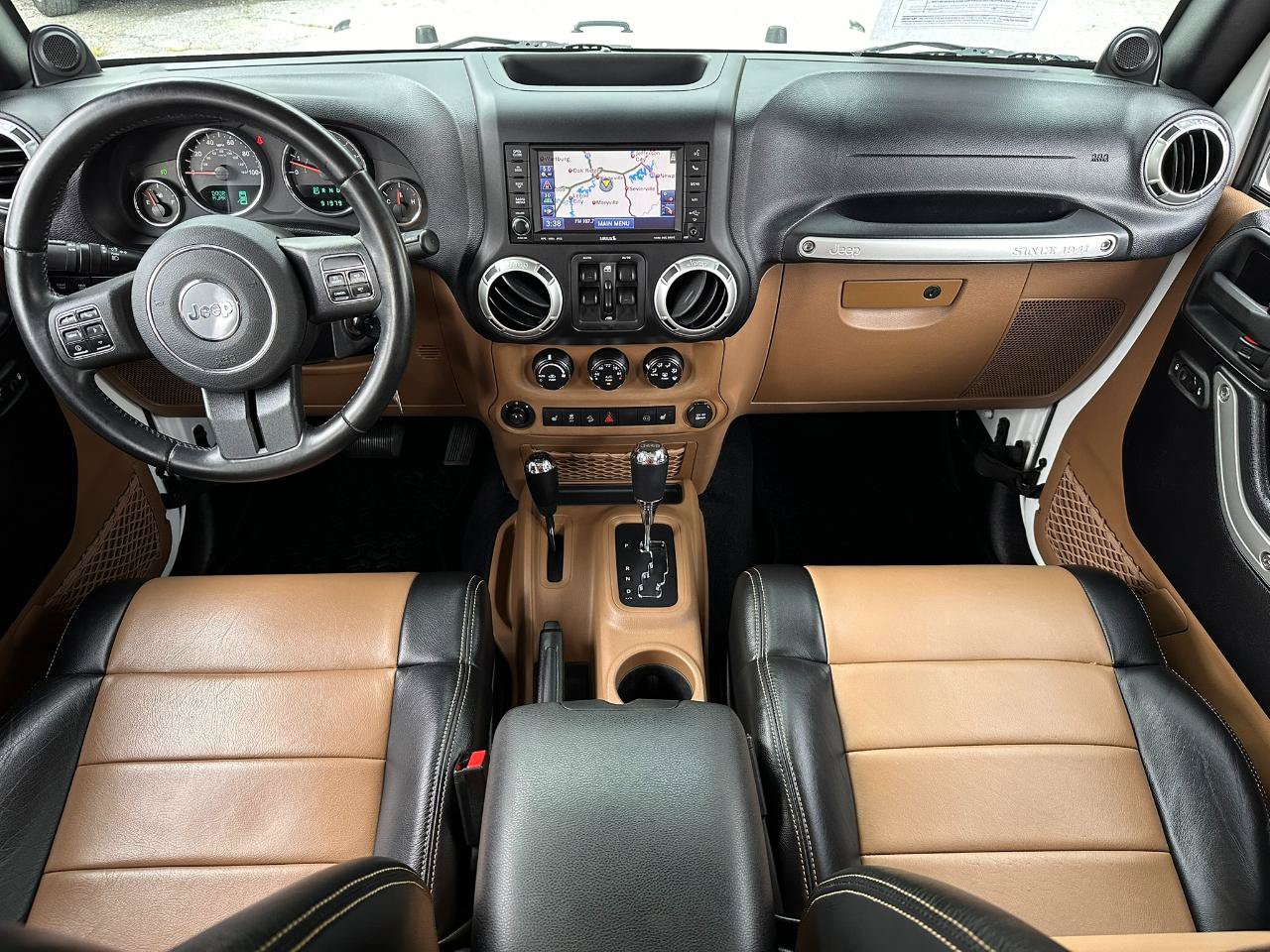 Used 2012 Jeep Wrangler Unlimited Rubicon w/ Connectivity Group AWD/4WD image 9