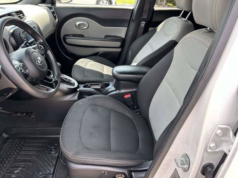 Used 2016 Kia Soul + FWD image 9