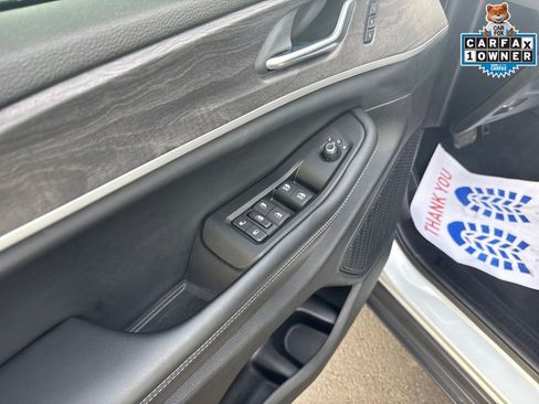 Certified 2023 Jeep Grand Cherokee Limited w/ Black Appearance Package image 14