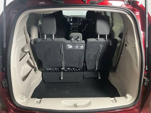 Used 2017 Chrysler Pacifica Touring FWD image 20