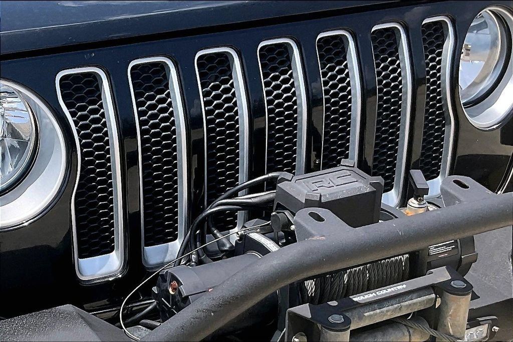Used 2020 Jeep Wrangler Unlimited Sahara AWD/4WD image 30