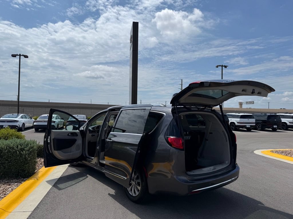 Used 2018 Chrysler Pacifica Touring-L FWD image 18