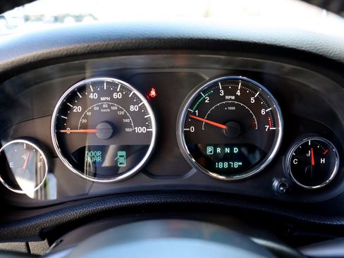 Used 2017 Jeep Wrangler Unlimited Sahara w/ Dual Top Group AWD/4WD image 28