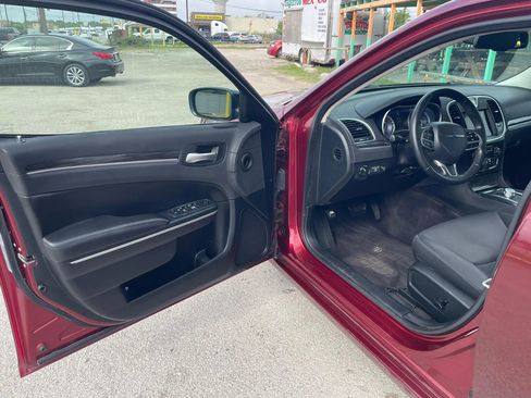 Used 2018 Chrysler 300 Touring w/ Sport Appearance Package image 8